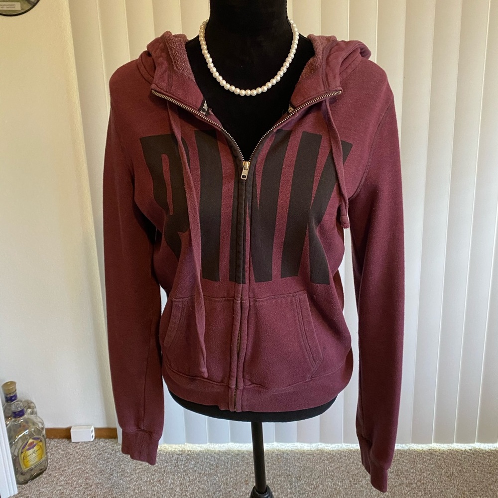 Victoria’s Secret‘s maroon hoodie!